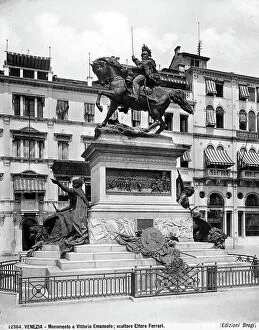 Images Dated 18th November 2011: Monument to Vittorio Emanuele II sculpted by Ettore Ferrari. Venice