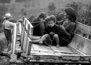 Images Dated 20th June 2011: Mother and dauther driven on a cart. Postcard sent by the photographer to Vincenzo Balocchi