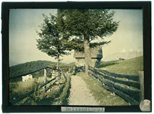 Bergweg mit Heustall in der Umgebung