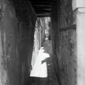 Images Dated 4th May 2010: A narrow alley in Venice