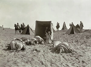 Images Dated 9th May 2003: Natives praying in the desert