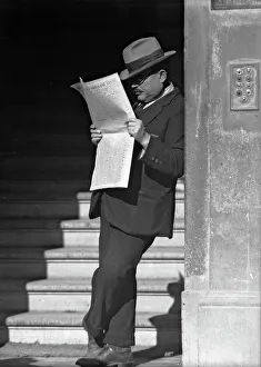 Ein Mann liest die Zeitung in Florenz