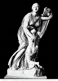 Images Dated 29th January 2007: Niobe with her youngest daughter, Uffizi Gallery, Florence