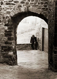 Images Dated 11th April 2011: Old man resting seated on a low wall. Postcard sent by the author to Vincenzo Balocchi
