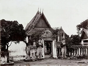 Images Dated 25th March 2011: An old temple in the city of Bangkok