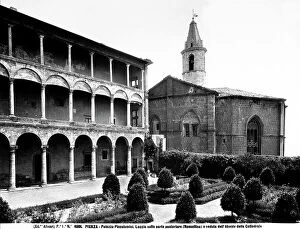 Images Dated 23rd March 2009: Open gallery at rear of Palazzo Piccolomini in Pienza with wide view of the Cathedral apse