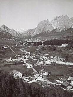 Images Dated 17th September 2003: Panorama of Cortina d'Ampezzo