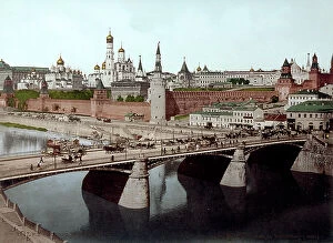 Images Dated 2nd November 2011: Panorama of Moscow. At the center of the picture, the enormous complex of the Kremlin