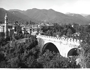 Panorama von Dronero mit dem Teufelbrücke in der Provinz Cuneo