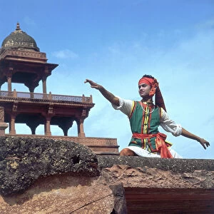 Images Dated 4th June 2007: Pantomime dance in the Moghul style in the monumental city of 'Fathepur Sikri' near Agra