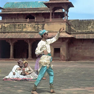 Images Dated 4th June 2007: Pantomime dance in the Monghul style in the monumental city of 'Fathepur Sikri' near Agra