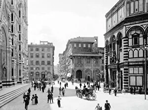 Florence Collection: Passers-by and carriages in Piazza Duomo, Florence