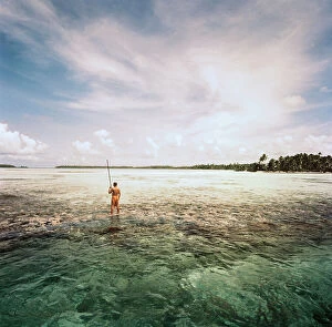 Images Dated 17th November 2008: One of the last pati fishermen, ready to dive. Taha Atoll. Polynesia