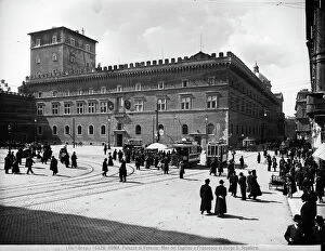 Images Dated 14th July 2011: Piazza Venezia in Rome and the palazzo of the same name