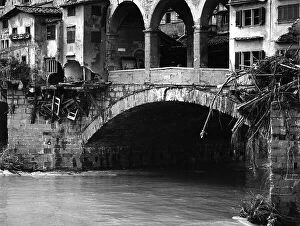 Images Dated 2nd December 2010: The Ponte Vecchio half destroyed after the flood in Florence