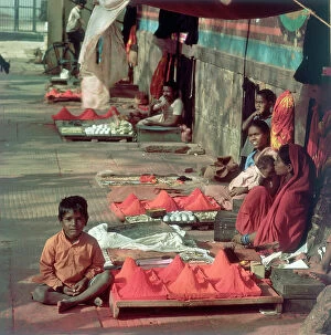 Images Dated 4th June 2007: Portrait of children, selling colors during the feast of 'Holi' dedicated to the celebration of