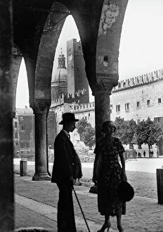 Images Dated 12th April 2011: Portrait of a couple in Piazza Sordello, Mantua
