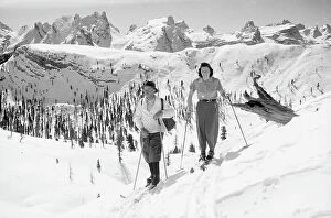Images Dated 20th September 2011: Portrait of a couple on the skis in a snowy mountain landscape, Cortina d'Ampezzo