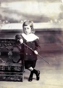 Retrato de un niño con bastón para caminar