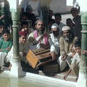 Images Dated 4th June 2007: Portrait of a group of men singing religious songs in the holy Muslim city of Ajmer