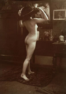 Images Dated 10th November 2011: Portrait of a naked woman in front of the mirror