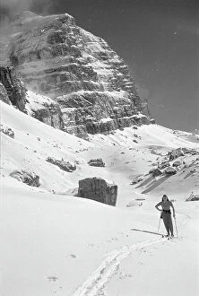 Images Dated 20th September 2011: Portrait of woman on snow, Cortina d'Ampezzo