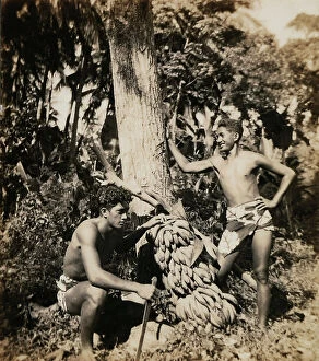 Images Dated 5th April 2011: Portrait of two young Tahitians with a bunch of bananas