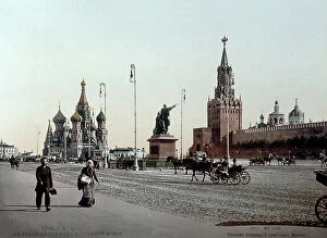 Images Dated 2nd November 2011: Red Square, in Moscow. At the center, the monument to Kuzma Minin and Dmitry Pozharsky