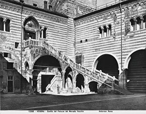Images Dated 16th April 2010: Scala della Ragione, courtyard, City Hall or della Ragione or del Mercato Vecchio, Verona
