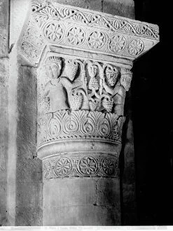 Images Dated 18th February 2011: Sculpted capital with vegetable motifs and human figures, work preserved in the Church of St Peter