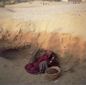 Images Dated 30th May 2007: The search for water under the sand, Thar Desert in Rajasthan