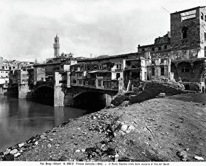 Images Dated 16th September 2009: Second World War: The Old Bridge seen from the village of S. Jacopo in Florence rubble after