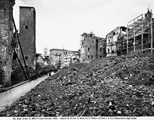 Images Dated 6th March 2009: Second World War: the rubble of Via Por Santa Maria in S. Stefano al Ponte