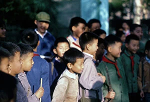Images Dated 27th October 2009: Shanghai. Students of the last elementary classes on a field trip in the parks