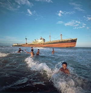 Images Dated 30th May 2007: Ship stuck in shallow water, of the coast of the Indian Ocean near Madras (present day Chennai)