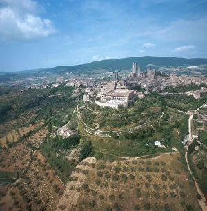 Images Dated 2nd January 2007: Siennese countryside, view of San Gimignano