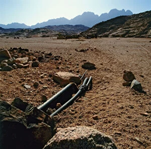 Images Dated 14th October 2011: Sinai: asini, capre e beduini si raccolgono intorno a un pozzo alle falde delle montagne rocciose