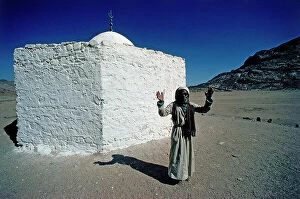 Images Dated 19th December 2011: Sinai. P.p. the old guard of the tomb of a holy man and the tomb itself in the Sinai desert