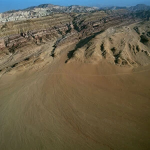 Images Dated 29th September 2011: Sinai: views of the mountains in the desert reaches the coast