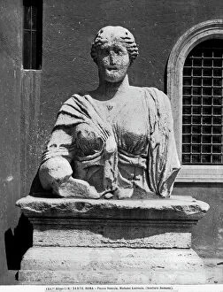 Images Dated 23rd May 2011: Statue of priestess called Madama Lucrezia, Piazza S. Marco, Rome