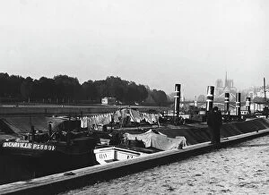 Images Dated 15th September 2003: Steam boats moored along the Senna in Paris