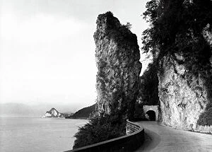 Images Dated 19th November 2008: Stretch of road along Lake Como, rocca di Cald, Castelveccana, Varese