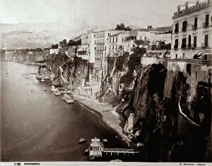 Images Dated 2nd November 2010: Stretch of the Sorrentine coast with hotels on cliffs that drop sheer to the sea