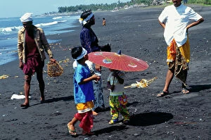 Images Dated 2nd September 2011: Sunda Islands. Island of Bali. The deceased whose ashes are carried and thrown 'overboard'