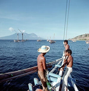 Images Dated 11th July 2011: Sunda Islands, Sumbawa Island, Bay of Bima, Fishermen and prahos