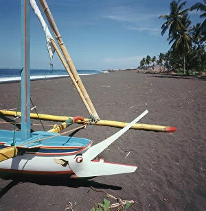 Images Dated 11th July 2011: Sunda Islands, Sumbawa Island, Indonesia dugout rowing with anthropomorphic figurehead