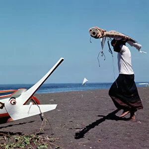 Images Dated 11th July 2011: Sunda Islands, Sumbawa Island, Indonesia dugout rowing with anthropomorphic figurehead