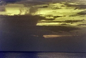 Tramonto sul mare con barca a vela