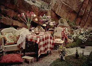 Una mesa con flores en vasos.