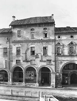 Trending: The Tacconi houses in Piazza Santo Stefano, Bologna